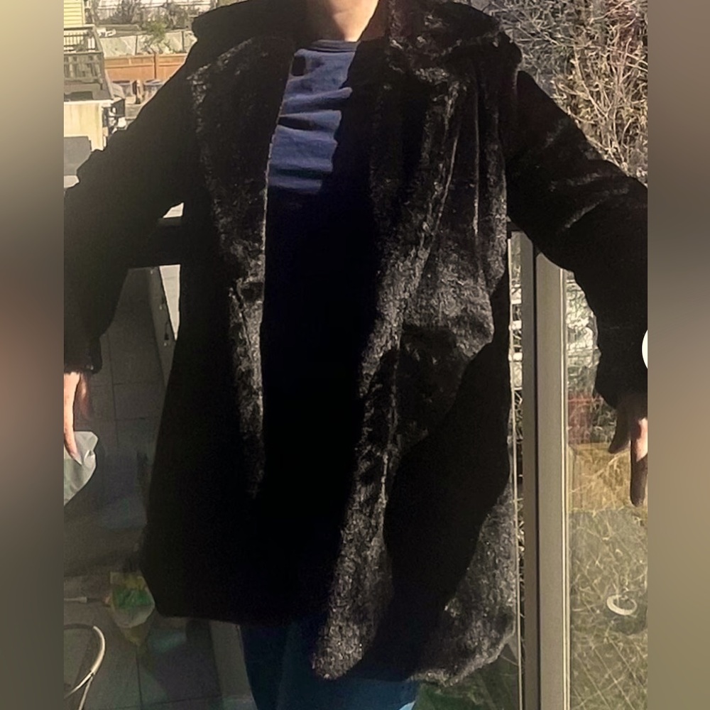 New and unique Black faux fur coat - size Medium